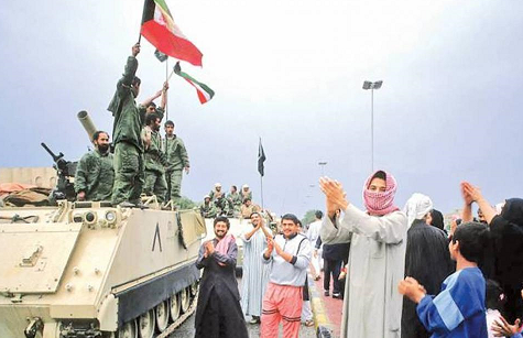 مواطنون كويتيون يستقبلون ببهجة تحرير البلاد من احتلال القوات العراقية