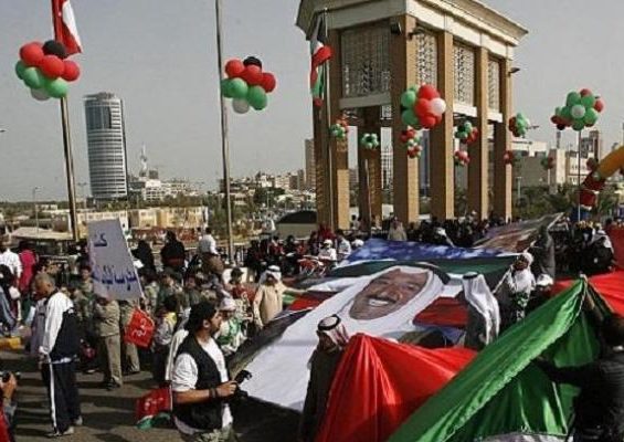 حشود تحتفل بتحرير الكويت من الاحتلال العراقي الغاشم