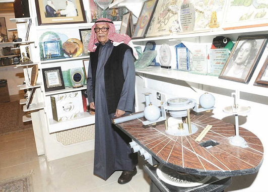 الفلكي د . صالح العجيري في متحفه بالكويت