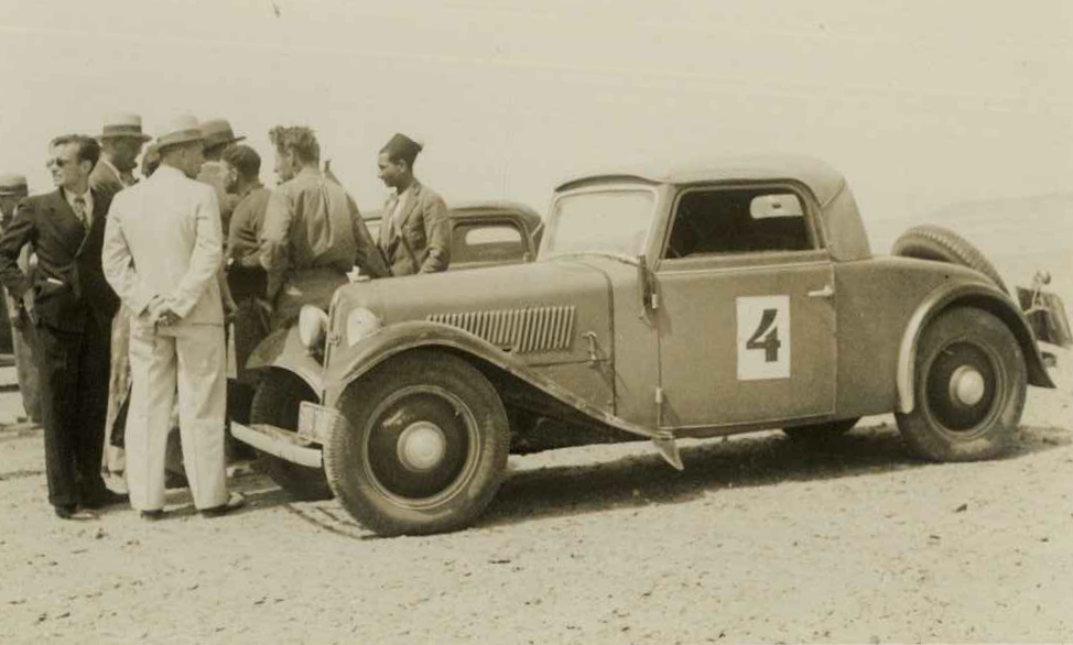 صورة نادرة لبوست كارد لسباق سيارات أقيم في مصر عام 1911م