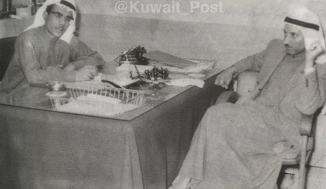 صورة التقطت للسيد عبدالله ملا يوسف العيد ( اليمين ) والسيدخليل إسماعيل الصالح في مكتب الأخير في مقر البريد القديم بالصفاة بعد افتتاحه بفترة وجيزة في فبراير عام 1958