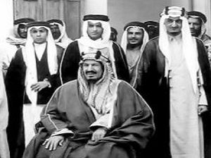 العاهل السعودي المؤسس الملك عبدالعزيز بن سعود وجانب من أبنائه
