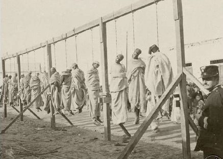 ليبيا 1940 : إحدى وجبات الإعدام اليومية الاعتيادية اليومية لمواطنين ليبيين عُزل من قبل الإيطاليين