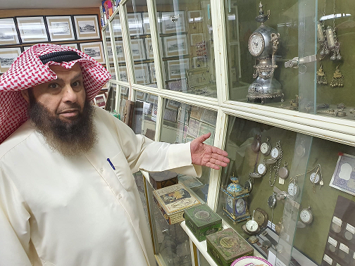 د . محمد بن إبراهيم الشيباني يستعرض جانب من المقتنيات النادرة في متحف مركز المخطوطات والتراث والوثائق