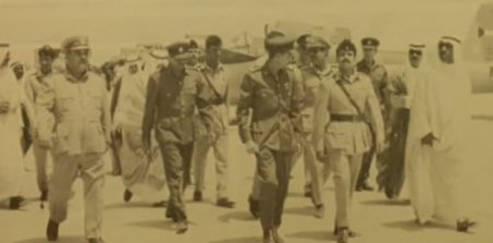 وزير الداخلية والدفاع الشيخ سعد العبدالله الصباح -يمين - وقيادات الجيش الكويتي ( مجلة المجتمع الجديد عام 1970)