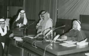 رئيس مجلس الأمة الكويتي خالد الغنيم- يرحمه الله - يترأس أحدى الجلسات ( مجلة المجتمع الجديدة عام 1970 ) .