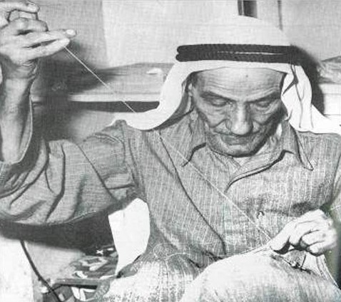 حياكة البشت (العباءة ) الرجالية وتطريزها في الكويت قديما