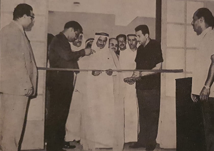 الشيخ صباح الأحمد - وزير الخارجية - يقص الشريط أيذان ببدء فعاليات المعرض الثاني للفنون التشكيلية في الأندية الصيفية سنة 1964