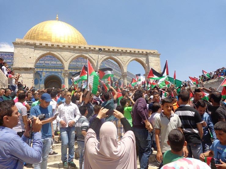 حشود فلسطينية تندد بالاجراءات الصهيونية ضد محاولات انتهاك حرمة المسجد الأقصى