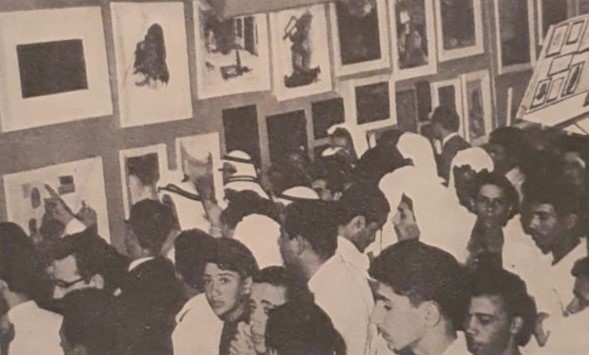 جموع من الطلاب وأولياء الأمور يستعرض اللوحات التشكيلية في معرض المعرض الثاني للفنون التشكيلية للإندية الصيفية سنة 1964