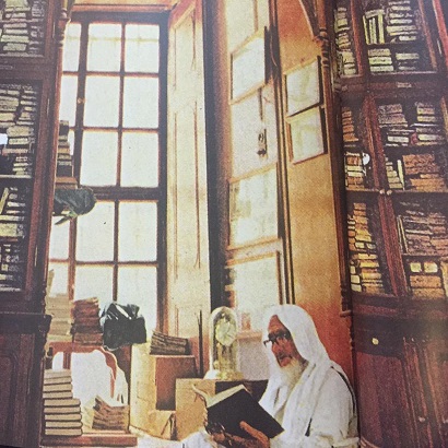 صورة قديمة لمكتبة عارف حكمت ويبدو في الصورة أمين المكتبة حسن أكلني عام 1957