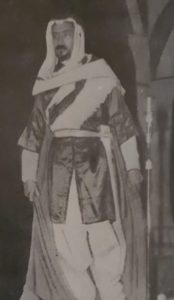 محمد الدمخي - يرحمه الله - في مشهد مسرحي في مدرسة الصديق المتوسطة في 15 فبراير 1960