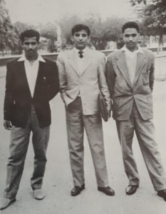 من اليمين محمد الدمخي وإبراهيم البداح وأخيرا عبدالرحمن عبدالغني في حديقة ثانوية الشويخ عام 1964