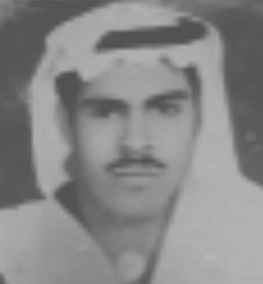 محمد علي محمد المخمري في الزي الكويتي