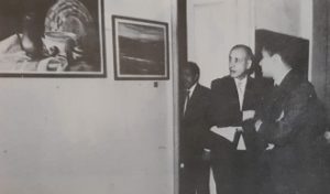 محمد الدمحي يتحاور مع الوزير أحمد العدساني - يرحمهما الله- في معرض الاتحاد بالقاهرة في 29 مارس 1966