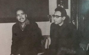 محمد الدمخي - يرحمه الله -مع زميله في اليسار يوسف الدعيج في القاهرة 1966