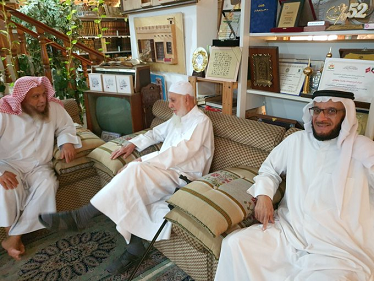 السيد جابر الغرير يتبادل اطراف الحديث مع الدكتور محمد الشيباني بحضور ابو أحمد الخواري