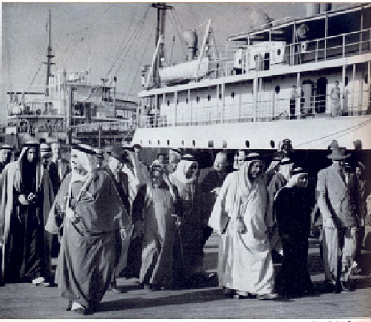 نوادر الصور من ناشيونال جيوغرفيك : حاكم الكويت عبدالله السالم يتفقد تحميل النفط في ميناء الأحمدي عام 1952