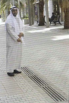 د . سعود عويض الديحاني يشير إلى منهول الشارع الجديد