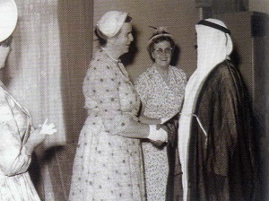 الشيخ عبدالله المبارك يستقبل أم سعود ديكسون ومعها ضيفتان بريطانيتان في قصر مشرف 