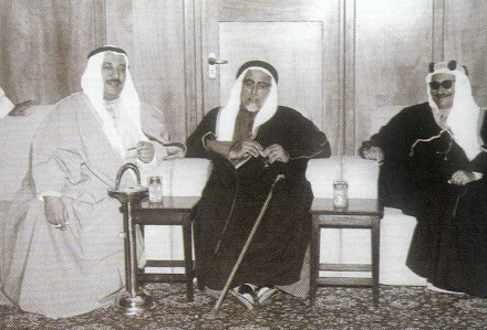 يمينا - الشيخ عبدالله الجابر والشيخ علي آل ثاني حاكم قطر في زيارة للكويت والشيخ عبدالله المبارك في قصره في الخمسينيات
