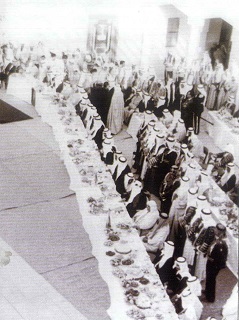 الشيخ عبدالله السالم والملك سعود بن عبدالعزيز والشيخ عبدالله المبارك وكبار الشيخ في قصر مشرف على شرف الملك سعود عام 1961
