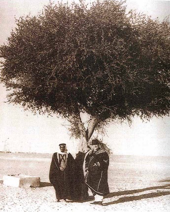هارولد ديكسون سنة 1937 في صحراء برقان جنوب الكويت