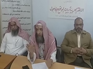 الشيخ الدكتور خالد بن مأمون آل محسوبي(الوسط) في محاضرة علمية عن علوم القرآن 