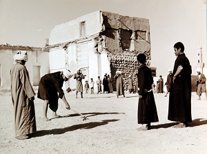 صبية يلعبون في أحدى الساحات في الكويت القديمة 