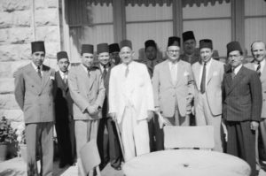 رئيس الوزراء المصري النحاس باشا في زيارة للقدس و في الصورة عزمي النشاشيبي مدبر دار الاذاعة الفلسطينية واعيان مقدسيون