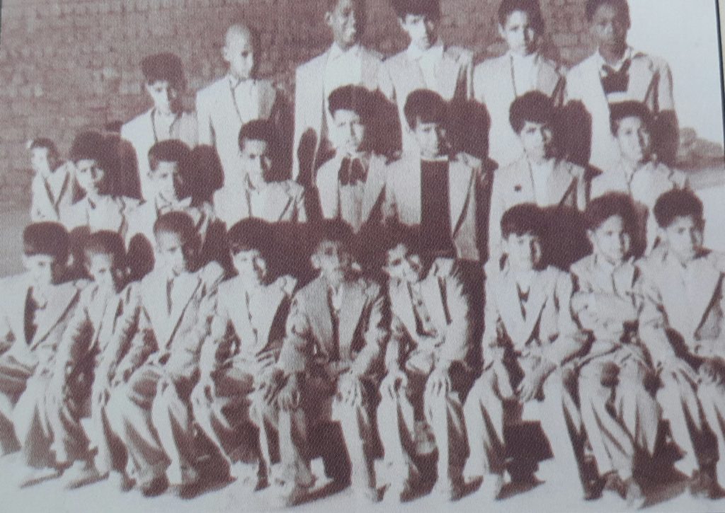 تلاميذ الصف الرابع الإبتدائي في مدرسة المثنى سنة 1956ز يرى فيها د . محمد الشيباني رئيس مركز المخطوطات .