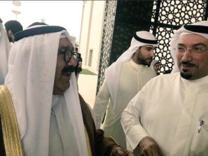 الشيخ ناصر الصباح وزير الدفاع و النائب الأول لرئيس مجلس الوزراء يستمع الى شرح د سلطان الدويش 