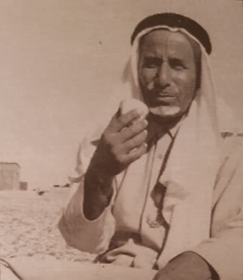 محمد بن طاحوس يحتسي القهوة في وارة