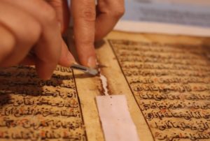 أحد أساليب اعادة أحياء المخطوط القديم من التلف 