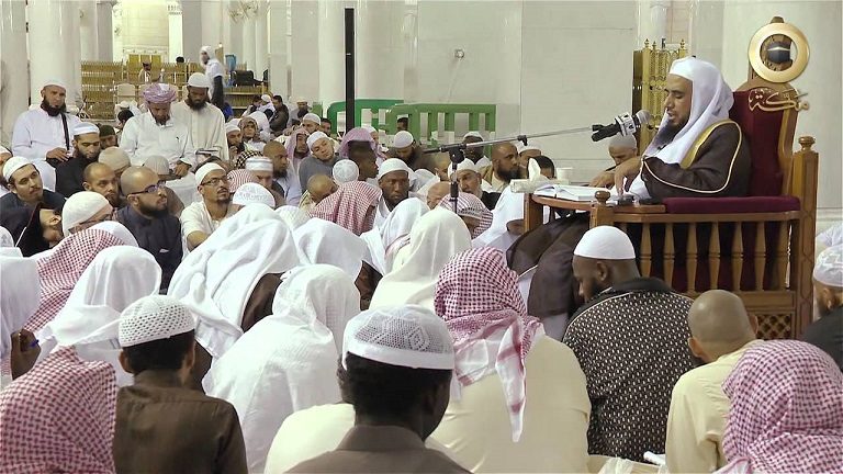 تلقي العلم من يد علماء متقنيين