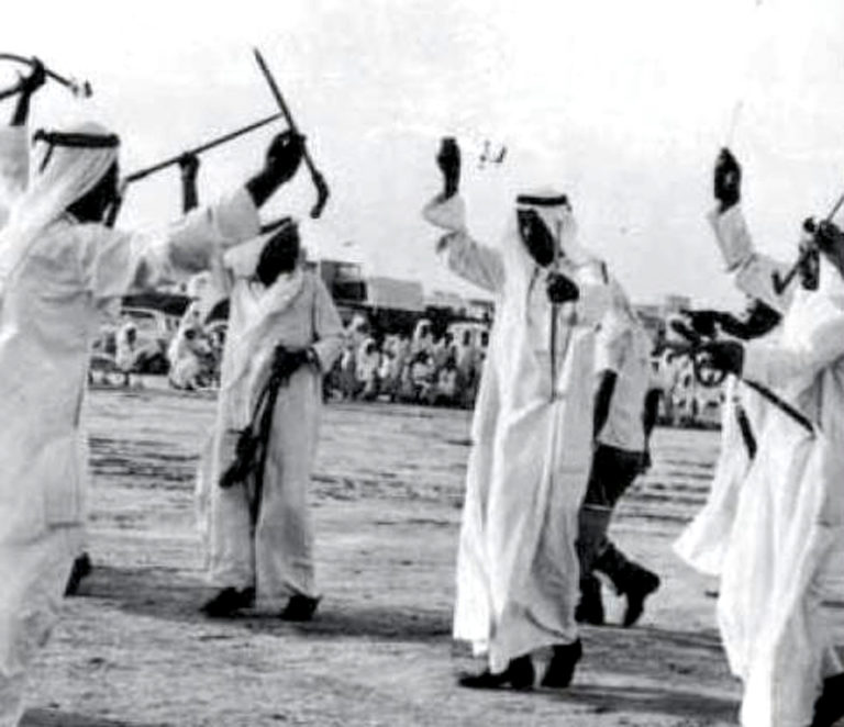 رقصة العرضة بالسيف تقام في احدى برايح ( ساحات ) الكويت الترابية