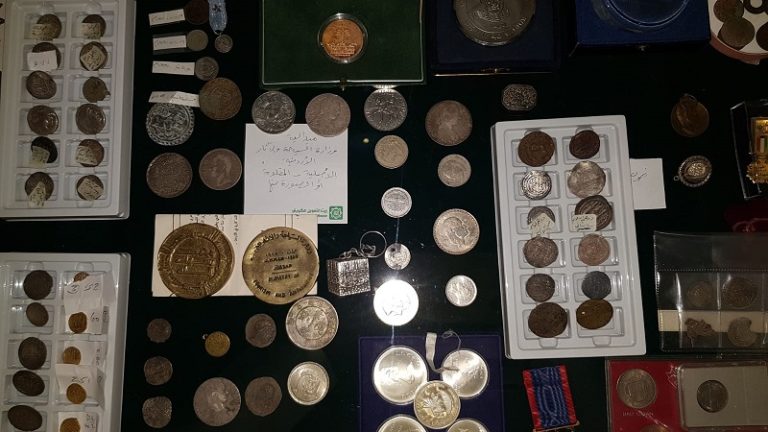عملات نادرة من حقب إسلامية قديمة من مقتنيات مركز المخطوطات والتراث والوثائق