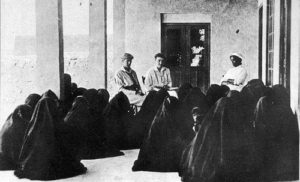 مريضات ينتظرن دورهن لمراجعة اطباء المستشفي الامريكاني في الكويت