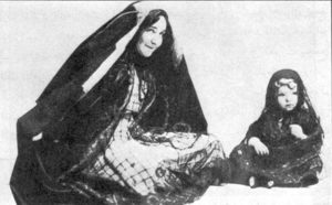 أول طبيبة في الكويت إليانور كالفرلي بالزي الكويتي