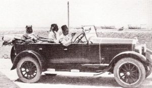 أول سيارة دخلت الكويت للشيخ مبارك الصباح الحاكم