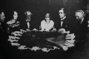 جلسة تحضير الأرواح في احدى الدول الغربية