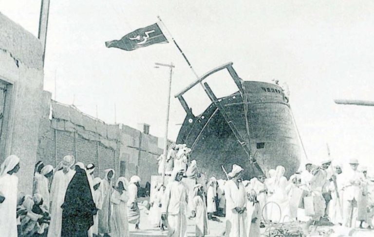 بوم المهلب لحظة انزاله إلى البحر عام 1937 م