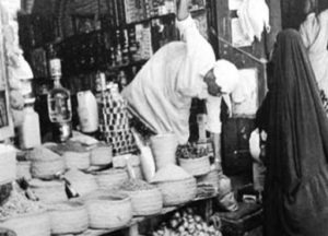 سيدة تبتاع من الحواج (الحواي ) مستلزمات عشبية للتداوي