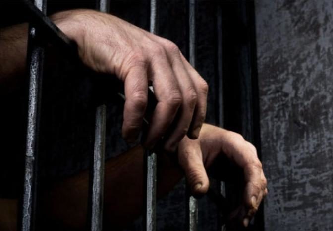 خلف قبضان السجن