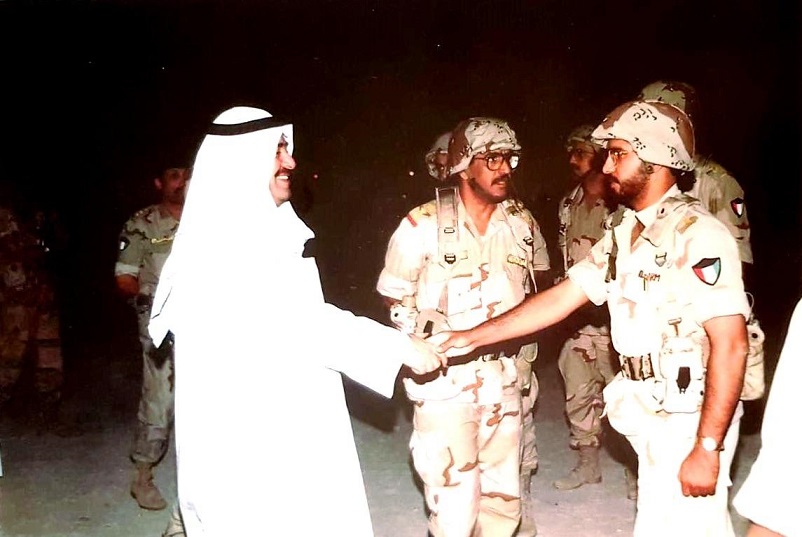 اشيخ محمد الحمود الصباح يرحمه الله يشد أزر القيادات على الحدود الكويتية العراقية قبيل اجتياح العراق للكويت 