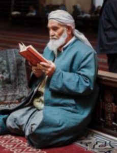 القرآن وتدبره يرتقي بدرجات قارئه