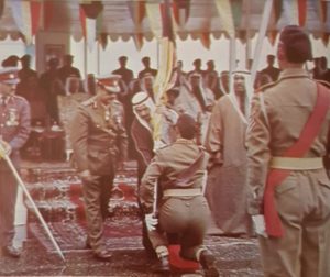 الأمير الراحل صباح السالم يسلم احدى الوحدات العسكرية علمها الجديد وبجانبه وزير الدفاع الشيخ سعد العبدالله "الأمير الوالد " يرحمهم الله