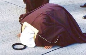 الأمير الراحل الشيخ جابر الأحمد يسجد شاكرا لله في مطار الكويت في أعقاب تحرير من الغزو العراقي