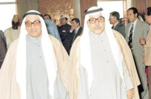 الشيخ احمد بزيع الياسين و شماله عبدالعزيز حمد الصقر