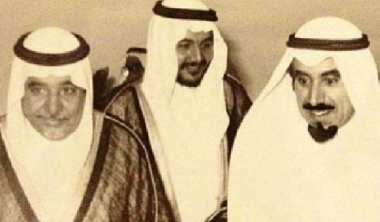 الشيخ جابر الأحمد الذي رعى التجربة ماليا بمساهمته وأحمد بزيع الياسين مؤسس بيت التمويل الكويتي